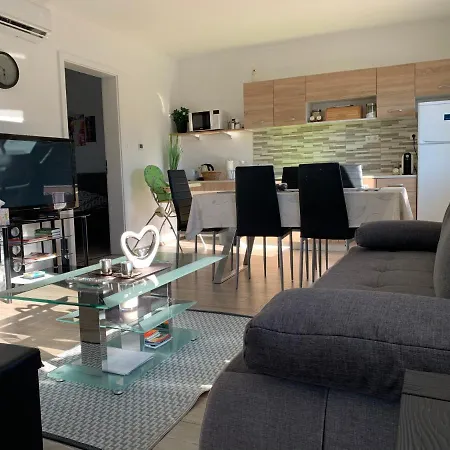 Fullhouse Apartmanhaz Lägenhet