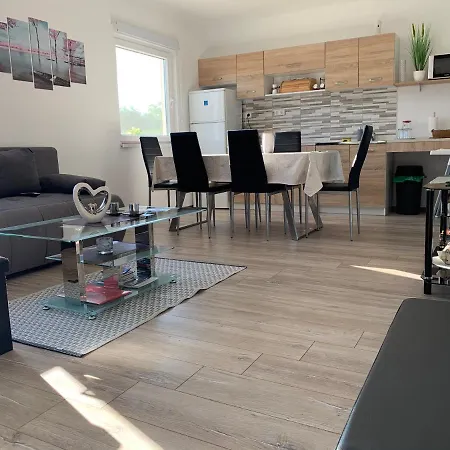 Fullhouse Apartmanhaz *