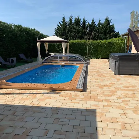 Fullhouse Apartmanhaz *