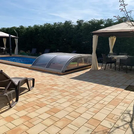 Fullhouse Apartmanhaz