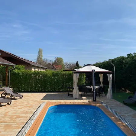 Fullhouse Apartmanhaz アパート *