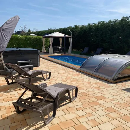 Fullhouse Apartmanhaz