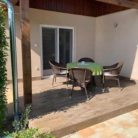 Fullhouse Apartmanhaz *