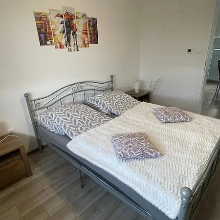 Fullhouse Apartmanhaz アパート