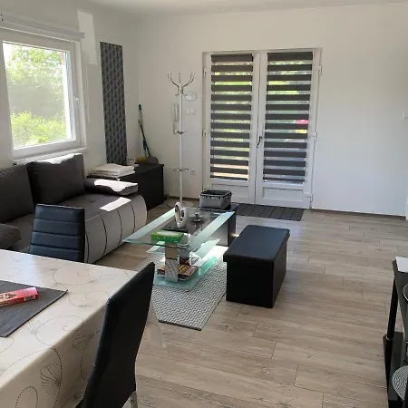 Lägenhet Fullhouse Apartmanhaz *