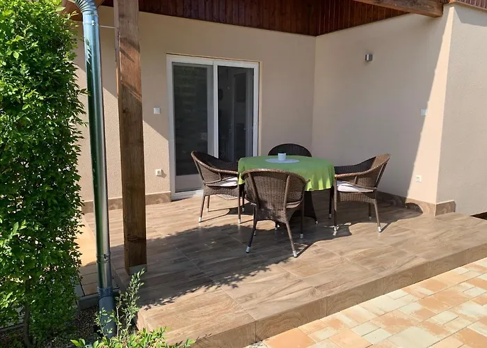 Fullhouse Apartmanhaz *