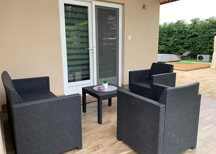 Fullhouse Apartmanhaz アパート