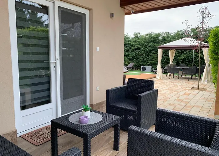 Fullhouse Apartmanhaz アパート Zamárdi