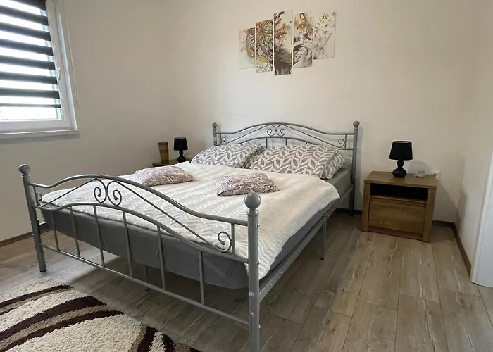 Fullhouse Apartmanhaz アパート *